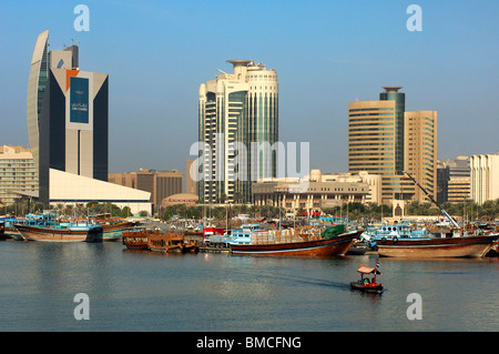 Hafen der traditionellen Dhau Schiffe vor modernen steigender Hochhaus am Dubai Creek, Dubai, Vereinigte Arabische Emirate Stockfoto