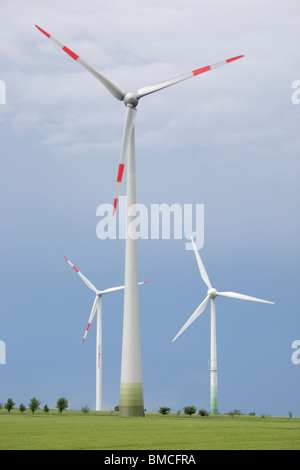 Windkraftanlagen auf Ackerland im Frühjahr Stockfoto