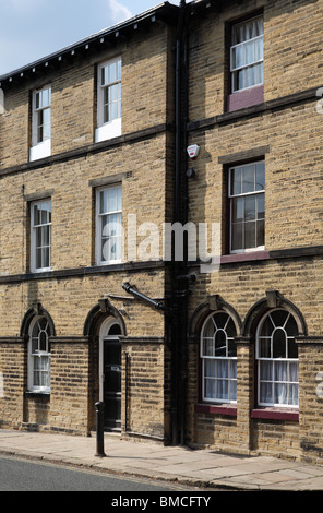 Eines der größeren Reihenhäuser in Sir Titus Salt das Modell Dorf Saltaire in West Yorkshire, England, Großbritannien Stockfoto