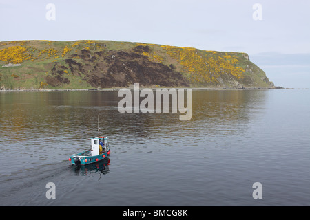 kleines Fischerboot in der Gamrie Bay in der Nähe von Gardenstown Schottland Mai 2010 Stockfoto