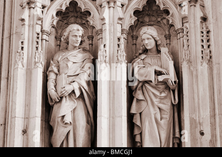 Saint John und Saint Cecilia (SCHUTZPATRONIN der Musik) in York Minster, York, Yorkshire, England, UK Stockfoto