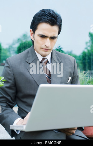 Geschäftsmann, arbeiten auf einem laptop Stockfoto