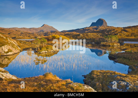 Zwei Berge von Suilven und Canisp aus Loch Druim Suardalain, Sutherland, Nord-West-Schottland, UK, GB, EU, Europa Stockfoto