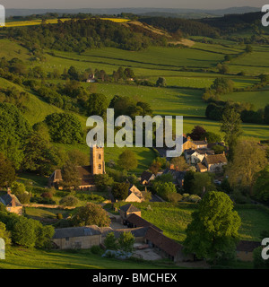 Am Abend beleuchten Corton Denham Dorf & Kirche an der Somerset - Dorset-Grenze Stockfoto