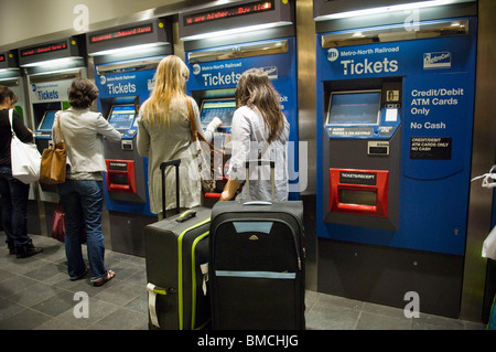 Reisende im Grand Central Terminal in New York kaufen Sie Tickets für das Memorial Day Wochenende kommt man aus der Stadt Stockfoto