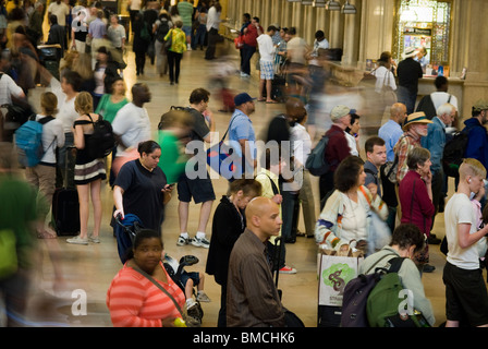 Reisende im Grand Central Terminal in New York raus aus der Stadt für das Memorial Day Wochenende Stockfoto