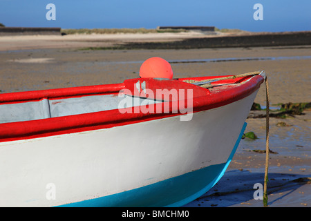 Boot in Longis Bay, Alderney, Kanalinsel Vereinigtes Königreich Stockfoto