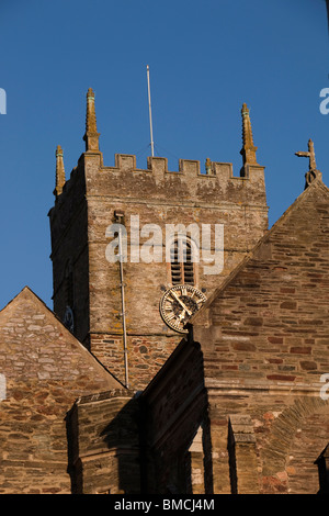 Großbritannien, England, Devon, Dartmouth, Stadtzentrum, St. Saviours Kirche Glockenturm Stockfoto