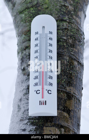 Thermometer zeigt Gefrierpunkt Stockfoto