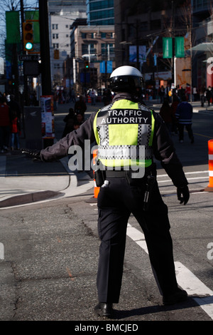 Offizier im Helm und hi-Vis Jacke Geschäftsführer Verkehr in der Innenstadt von Vancouver, British Columbia, Kanada Stockfoto