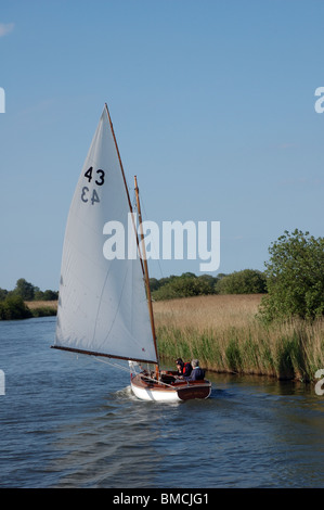 Holz Argus, traditionellen Norfolk Broads Segelboot (1933) auf dem Fluss Bure, Broads National Park Stockfoto