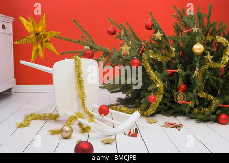 Gefallenen Weihnachtsbaum und Stuhl Stockfoto