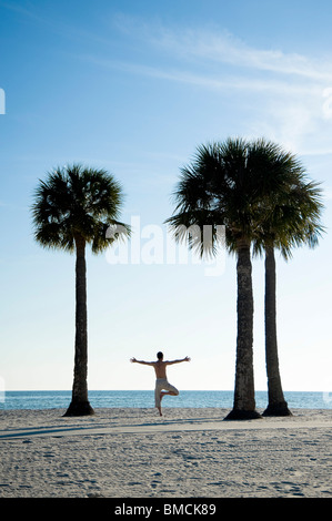 Menschen praktizieren Yoga am Strand, Hernando Beach, Florida, USA Stockfoto