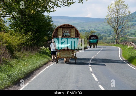 Zwei Bogen Wagen auf der A6184 auf dem Weg zu der Gypsy-Messe in Appleby 2010 Stockfoto