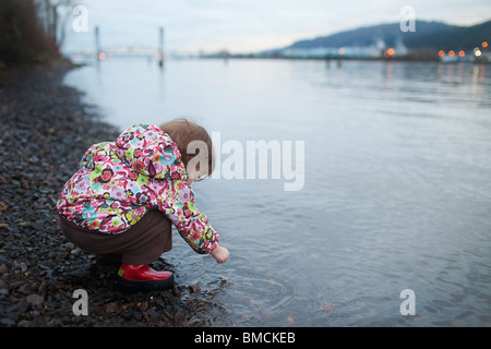 Junge Mädchen spielen an Küste, Willamette River in der Nähe von Portland, Oregon, USA Stockfoto