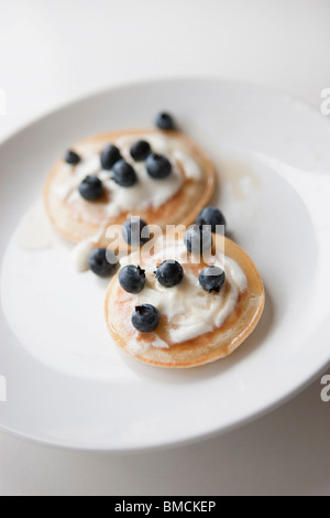 Nahaufnahme von Heidelbeeren auf Pfannkuchen Stockfoto