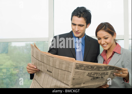 Geschäftsleute, die Zeitung lesen Stockfoto