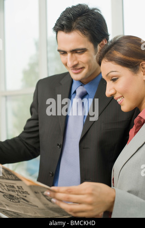 Geschäftsleute, die Zeitung lesen Stockfoto
