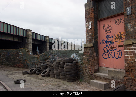 Verfallene Gebäude bedeckt Graffiti auf Blast Lane in Sheffield. Stockfoto