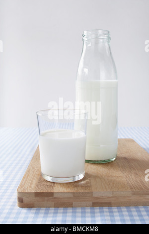 Glas und Flasche Milch Stockfoto