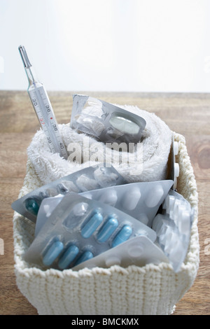 Pillen, Towerl und Thermometer Stockfoto