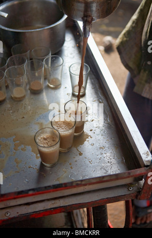 Ein Chai Wallah Gießen Gläser Masala Chai, Mysore, Karnataka, Indien Stockfoto