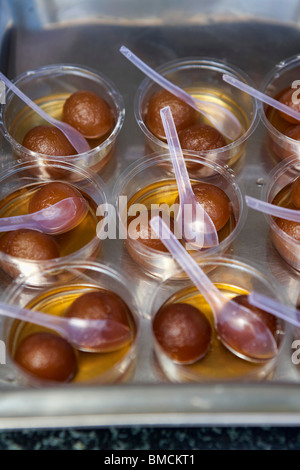 Gulab Jamun zum Verkauf an einem Train Station, Ooty, Tamil Nadu, Indien Stockfoto