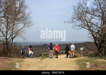 Menschen die spektakuläre Aussicht zu bewundern, Teufels Bowle, Hindhead, Surrey, England, Großbritannien, Deutschland, UK, Europa Stockfoto