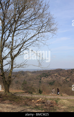 Ein paar genießen die spektakuläre Aussicht, Teufels Bowle, Hindhead, Surrey, England, Großbritannien, Deutschland, UK, Europa Stockfoto