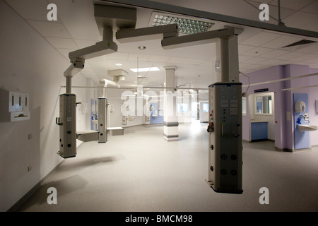 Serice-Module, die von der Decke in der Intensivstation an die neue Königin Elisabeth Super Hospital in Birmingham, ENg abgehängt Stockfoto