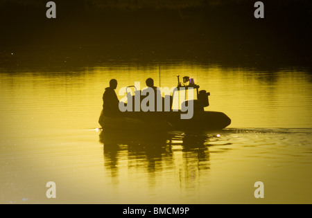 Ein Feuer und Rettung Dive Team sucht einen Ertrunkenen Mann an der berüchtigten Arlesey Gruben, Arlesey, Bedfordshire, England, UK Stockfoto