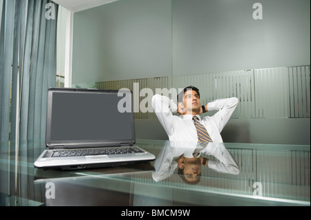Geschäftsmann Tagtraeume in einem Büro Stockfoto
