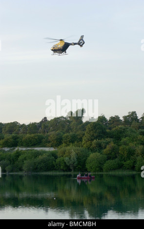 Ein Feuer und Rettung Dive Team sucht einen Ertrunkenen Mann an der berüchtigten Arlesey Gruben, Arlesey, Bedfordshire, England, UK Stockfoto