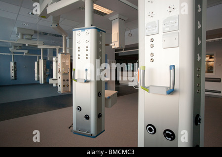 Serice-Module, die von der Decke in der Intensivstation an die neue Königin Elisabeth Super Hospital in Birmingham, ENg abgehängt Stockfoto