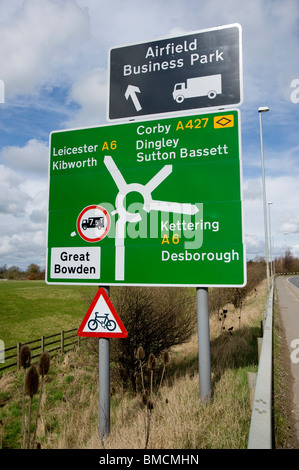 Verkehrszeichen am Rand einer Straße in Market Harborough, Leicestershire, England. Stockfoto