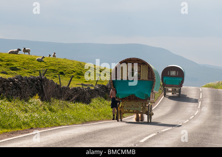 Gypsy Vardos oder Bogen Wagen auf dem Weg zur Appleby Horse Fair, in der Nähe von Hawes Stockfoto