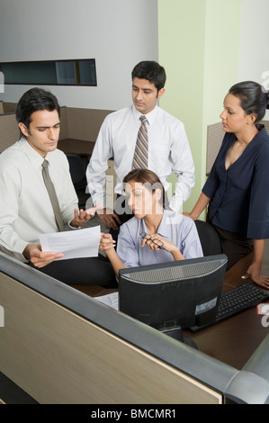 Geschäftsleute, die in einem Büro zu erörtern Stockfoto