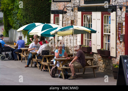 Kunden, die einen Drink vor einem Pub Stockfoto