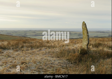 Challacombe Longstone mit südlichen Blick auf Devon in der Ferne an einem Wintermorgen. Stockfoto