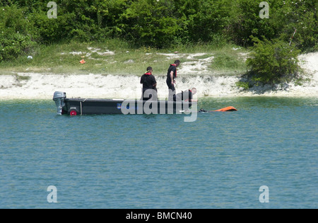 Ein Thames Valley Police Tauchen Team sucht einen Ertrunkenen Mann an der berüchtigten Arlesey Gruben, Arlesey, Bedfordshire, England, UK Stockfoto