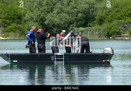 Ein Thames Valley Police Tauchen Team sucht einen Ertrunkenen Mann an der berüchtigten Arlesey Gruben, Arlesey, Bedfordshire, England, UK Stockfoto