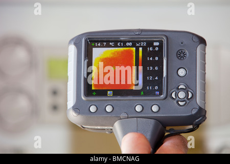 Eine Wärmebildkamera zeigt Wärmeverlust von elektrischen Geräten. Stockfoto
