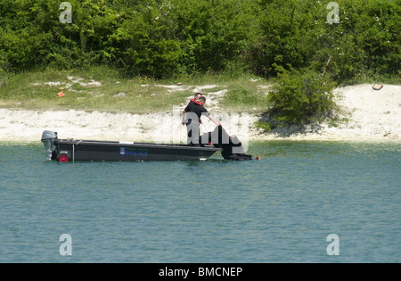 Ein Thames Valley Police Tauchen Team sucht einen Ertrunkenen Mann an der berüchtigten Arlesey Gruben, Arlesey, Bedfordshire, England, UK Stockfoto