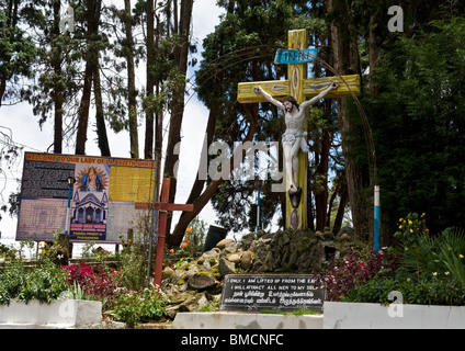 Am Straßenrand Zeichen Pilger der Basilika der Muttergottes von La Saleth Schrein auf Berge von Kodaikanal in Indien zu informieren. Stockfoto