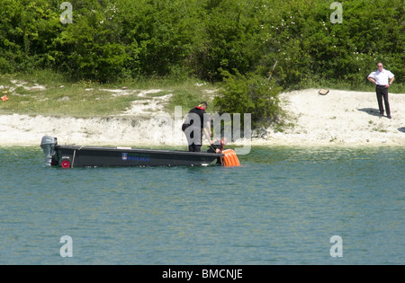 Ein Thames Valley Police Tauchen Team sucht einen Ertrunkenen Mann an der berüchtigten Arlesey Gruben, Arlesey, Bedfordshire, England, UK Stockfoto