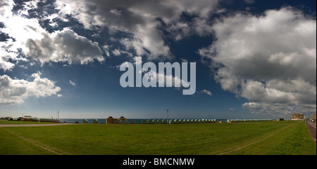 Hove, Rasenflächen und Strandhütten an der Küste in Brighton und Hove. Stockfoto