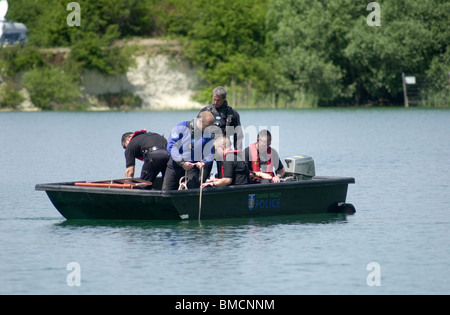 Ein Thames Valley Police Tauchen Team sucht einen Ertrunkenen Mann an der berüchtigten Arlesey Gruben, Arlesey, Bedfordshire, England, UK Stockfoto