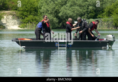 Ein Thames Valley Police Tauchen Team sucht einen Ertrunkenen Mann an der berüchtigten Arlesey Gruben, Arlesey, Bedfordshire, England, UK Stockfoto