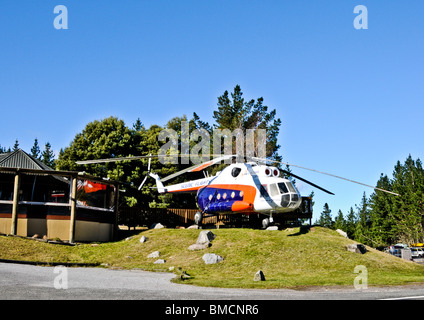 Helikopter geparkt am Heliport fliegen Touristen um wunderbare Landschaften der Huka Falls, Waikato River und Lake Taupo NZ zu sehen. Stockfoto