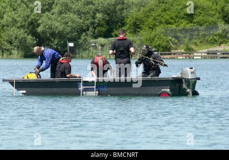 Ein Thames Valley Police Tauchen Team sucht einen Ertrunkenen Mann an der berüchtigten Arlesey Gruben, Arlesey, Bedfordshire, England, UK Stockfoto